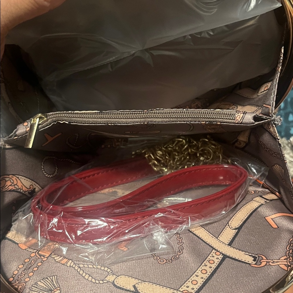 Red Circle Purse - Picture 2 of 2